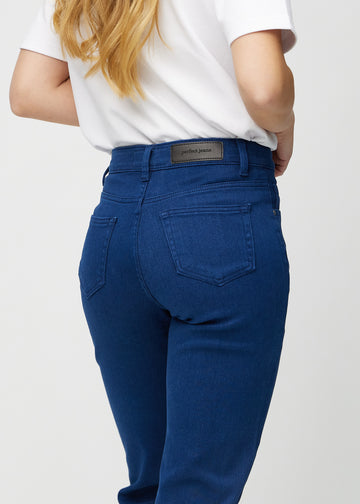 Regular-Jeans für Damen in Dunkelblau, Farbe Royals. Nahaufnahme von hinten an einem Model, um Passform und Details zu zeigen.