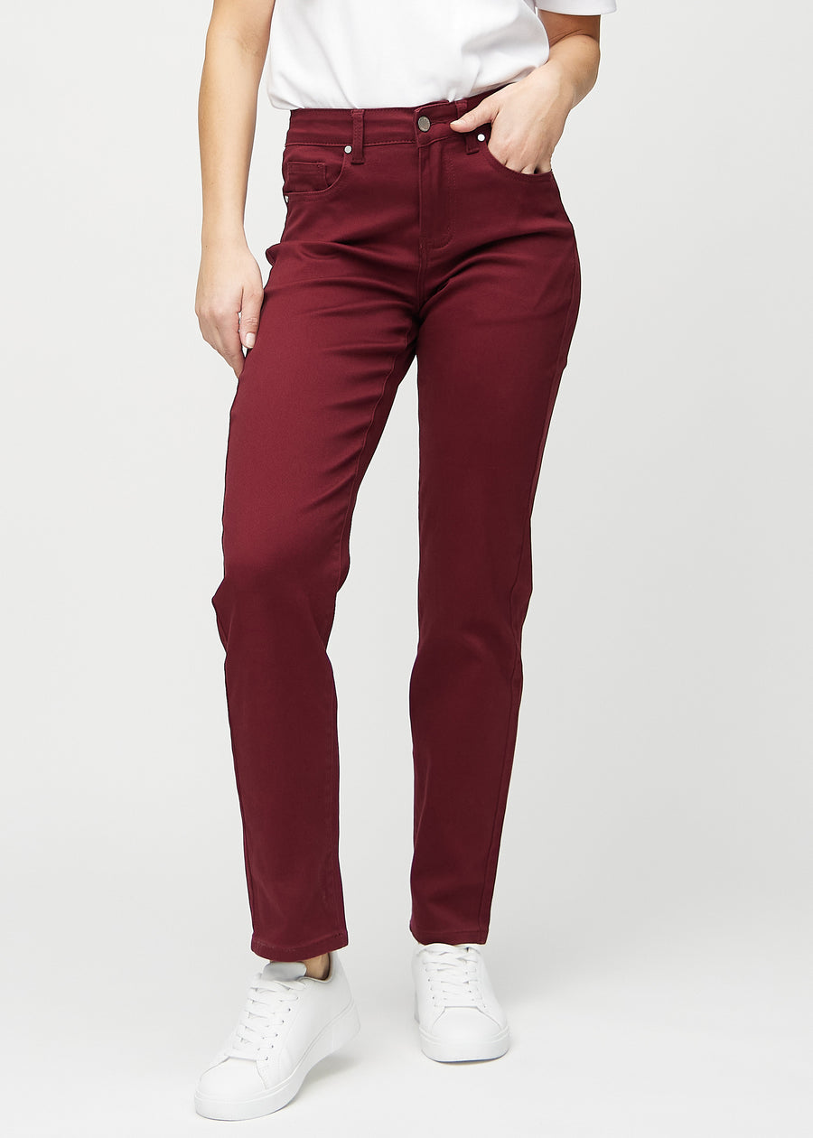 Regular-Jeans für Damen in Dunkelrot, Farbe Santas. Vorderansicht an einem Model, mit klassischem geradem Beinverlauf.