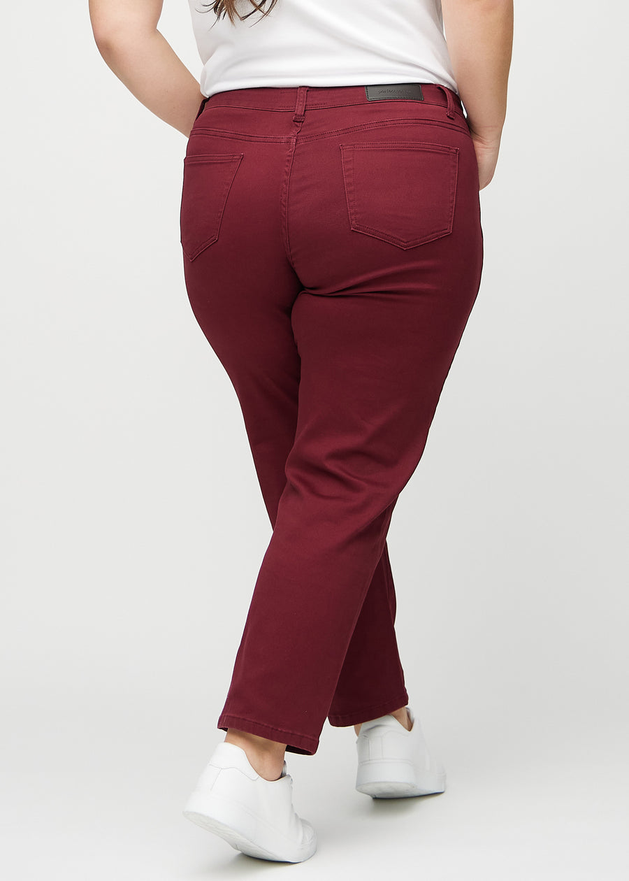 Regular-Jeans für Damen in Dunkelrot, Farbe Santas. Rückansicht an einem Plus-Size-Model, die gesamte Passform ist zu sehen.