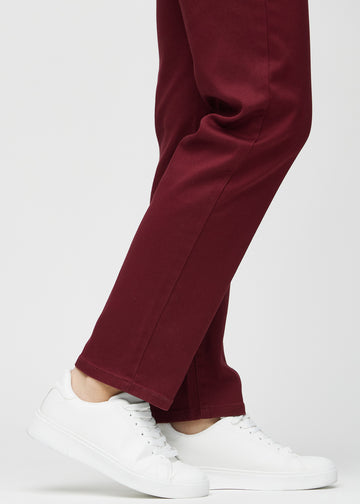 Regular-Jeans für Damen in Dunkelrot, Farbe Santas. Nahaufnahme an den Knöcheln eines Models, um den geraden Beinabschluss zu zeigen.