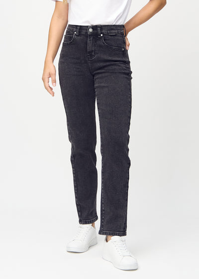 Dunkelgrauer Denim regular jeans, Modellname Shadows, die gerade am Bein herunterfällt, von vorne gesehen.