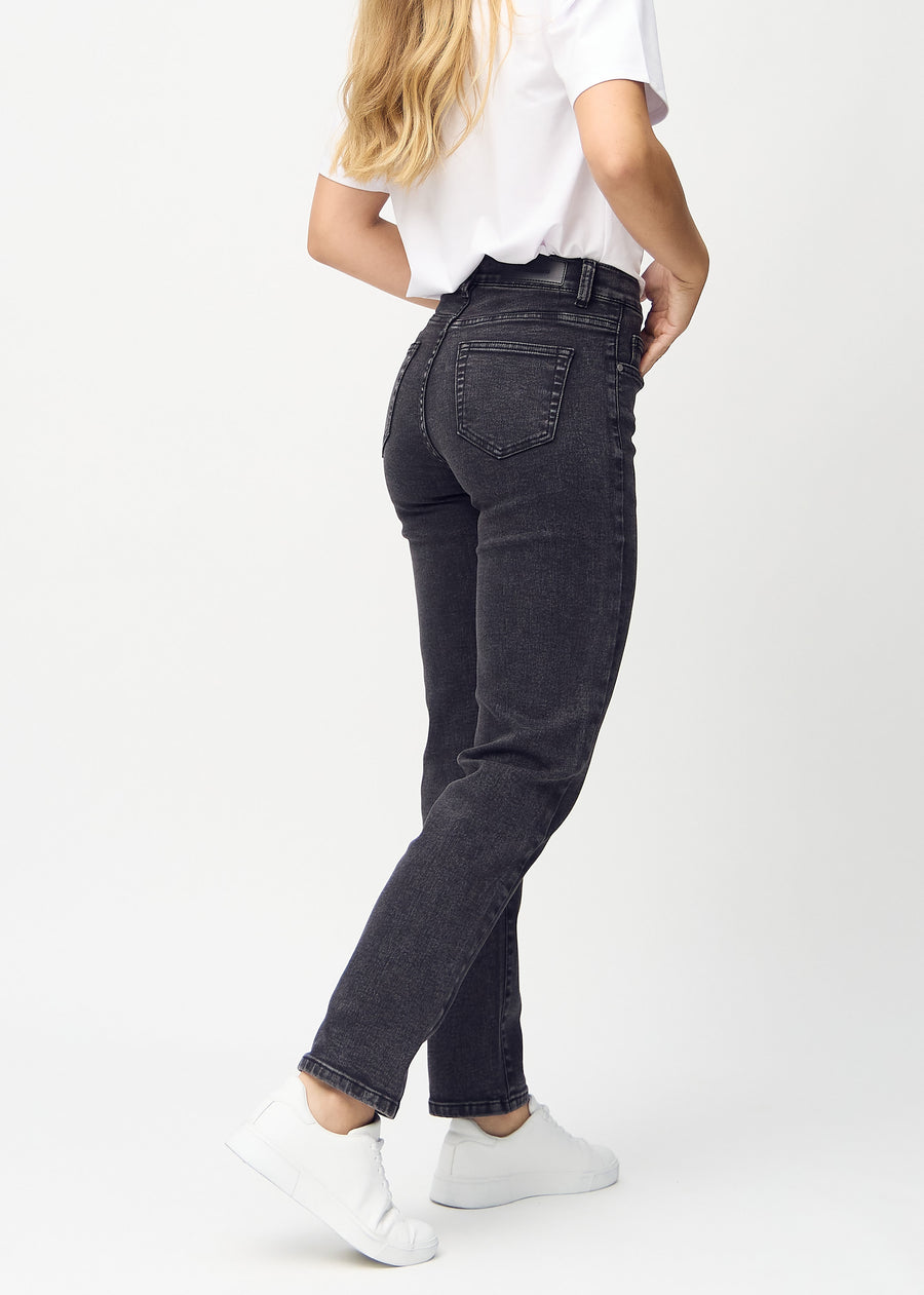 Regular-Jeans für Damen in Dunkelgrau, Farbe Shadows. Rückansicht an einem Model, die gesamte Passform ist zu sehen.