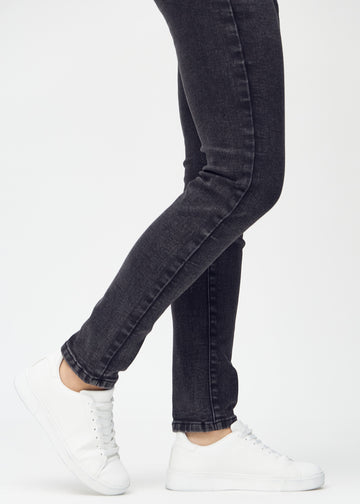 Regular-Jeans für Damen in Dunkelgrau, Farbe Shadows. Nahaufnahme an den Knöcheln eines Models, um den geraden Beinabschluss zu zeigen.
