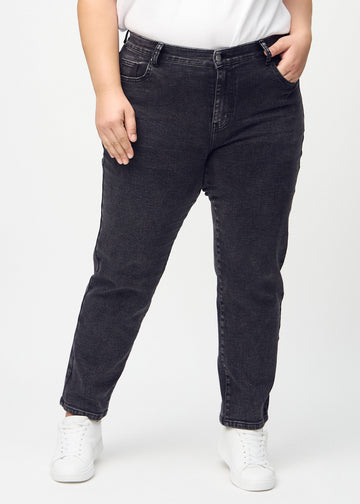 Regular-Jeans für Damen in Dunkelgrau, Farbe Shadows. Vorderansicht an einem Plus-Size-Model, mit klassischem geradem Beinverlauf.