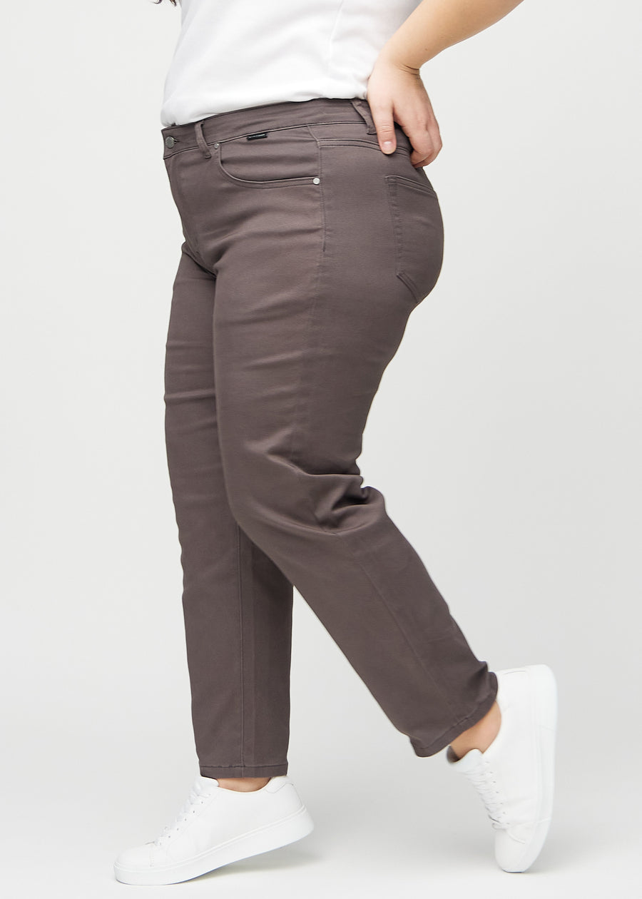 Regular-Jeans für Damen in Graubraun, Farbe Thunders. Seitenansicht an einem Plus-Size-Model.