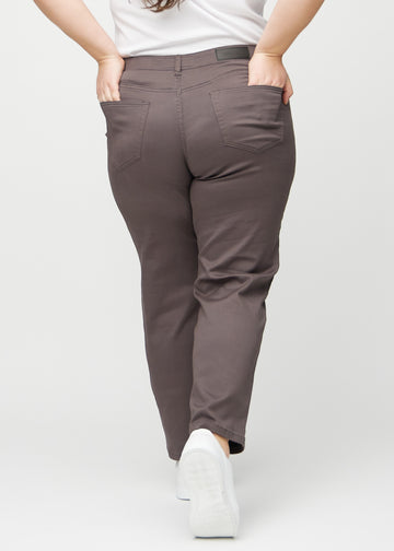 Regular-Jeans für Damen in Graubraun, Farbe Thunders. Rückansicht an einem Plus-Size-Model, die gesamte Passform ist zu sehen.