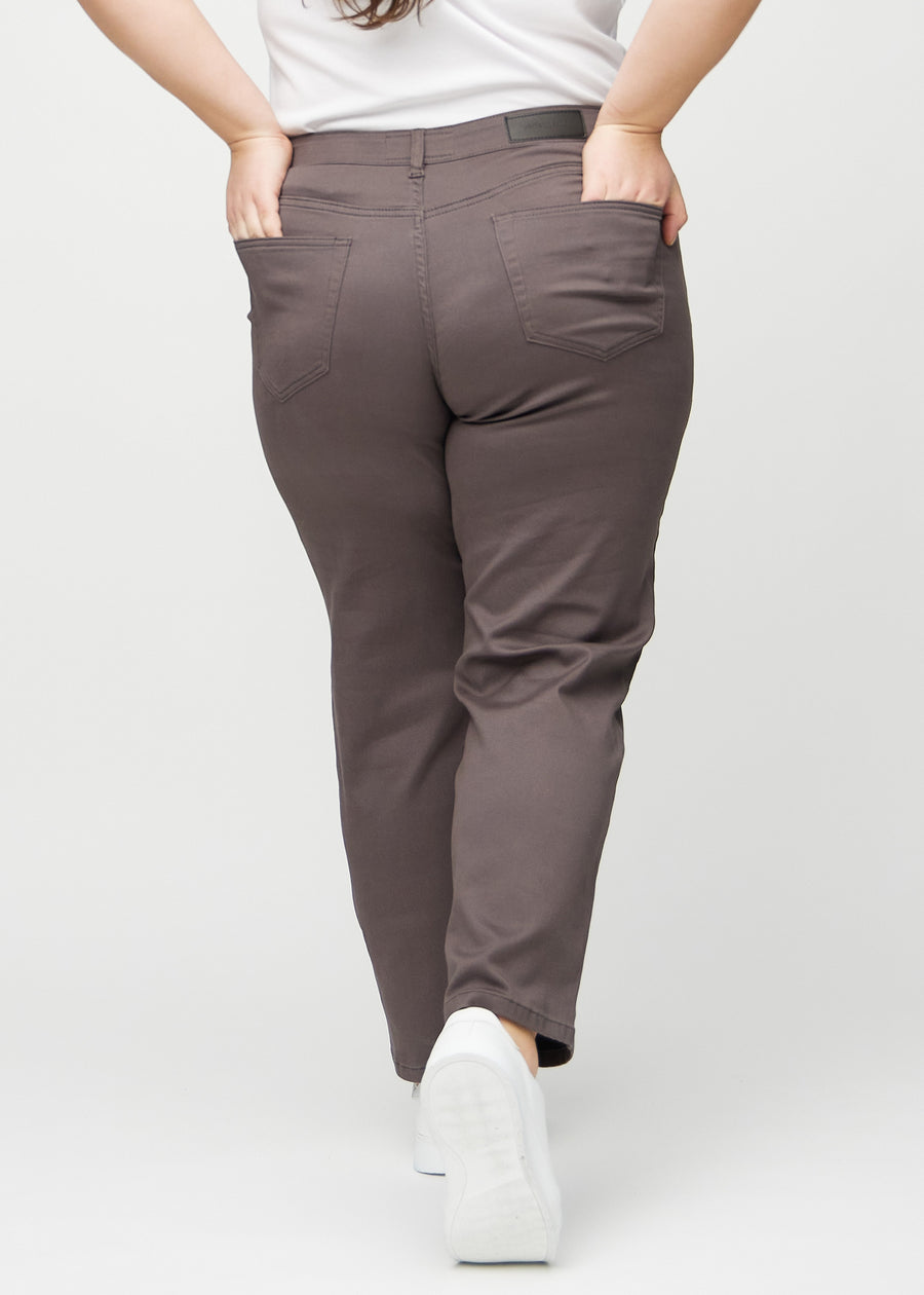 Regular-Jeans für Damen in Graubraun, Farbe Thunders. Rückansicht an einem Plus-Size-Model, die gesamte Passform ist zu sehen.