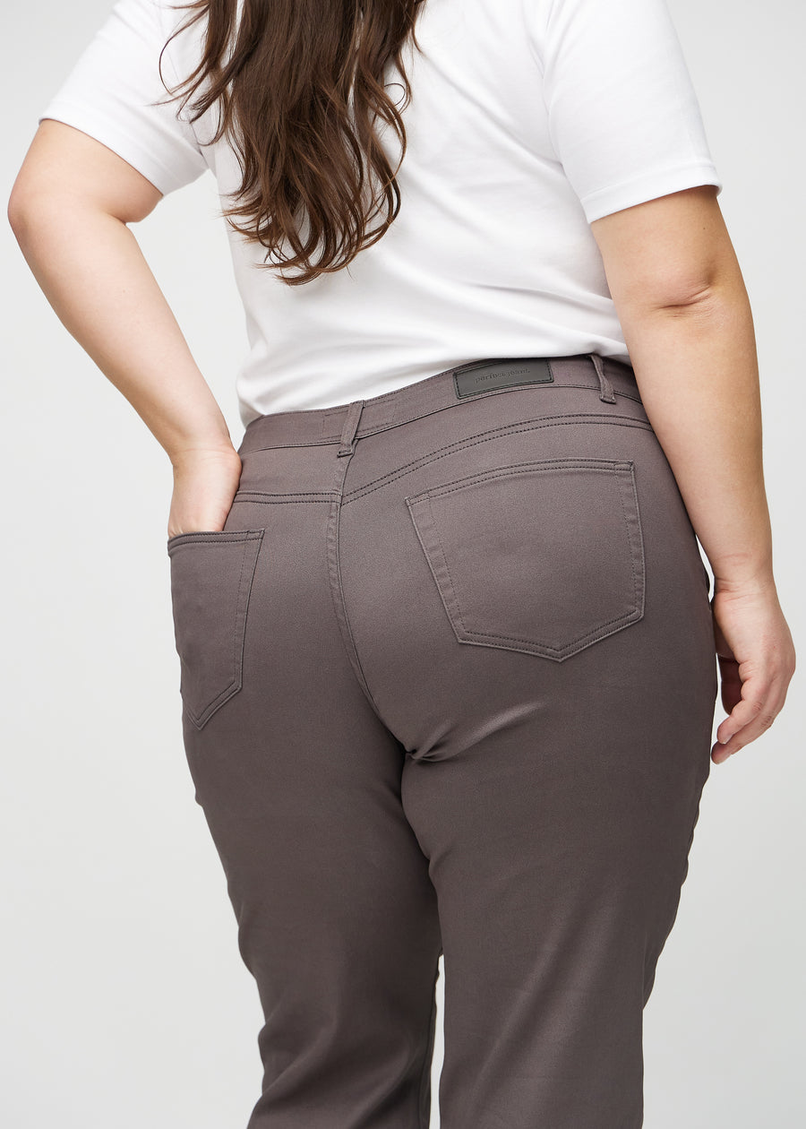 Regular-Jeans für Damen in Graubraun, Farbe Thunders. Nahaufnahme von hinten an einem Plus-Size-Model, um Passform und Details zu zeigen.