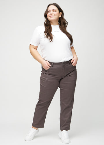 Regular-Jeans für Damen in Graubraun, Farbe Thunders. Ganzkörperansicht eines Plus-Size-Models in diesen Jeans.