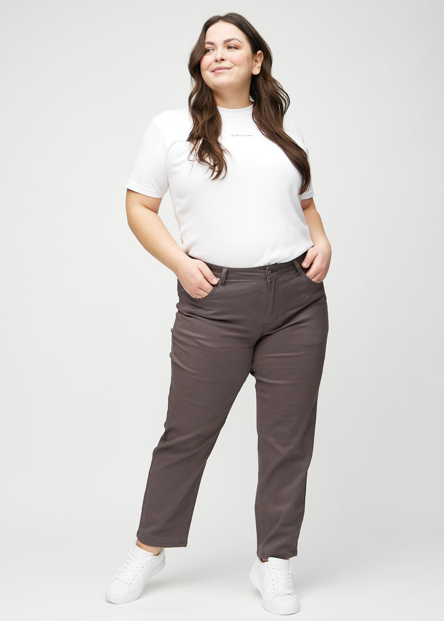 Regular-Jeans für Damen in Graubraun, Farbe Thunders. Ganzkörperansicht eines Plus-Size-Models in diesen Jeans.
