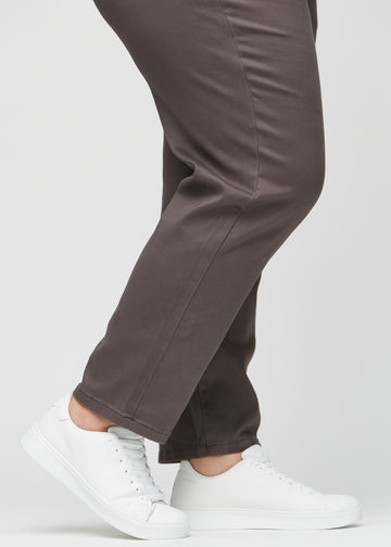 Regular-Jeans für Damen in Graubraun, Farbe Thunders. Nahaufnahme an den Knöcheln eines Plus-Size-Models, um den geraden Beinabschluss zu zeigen.