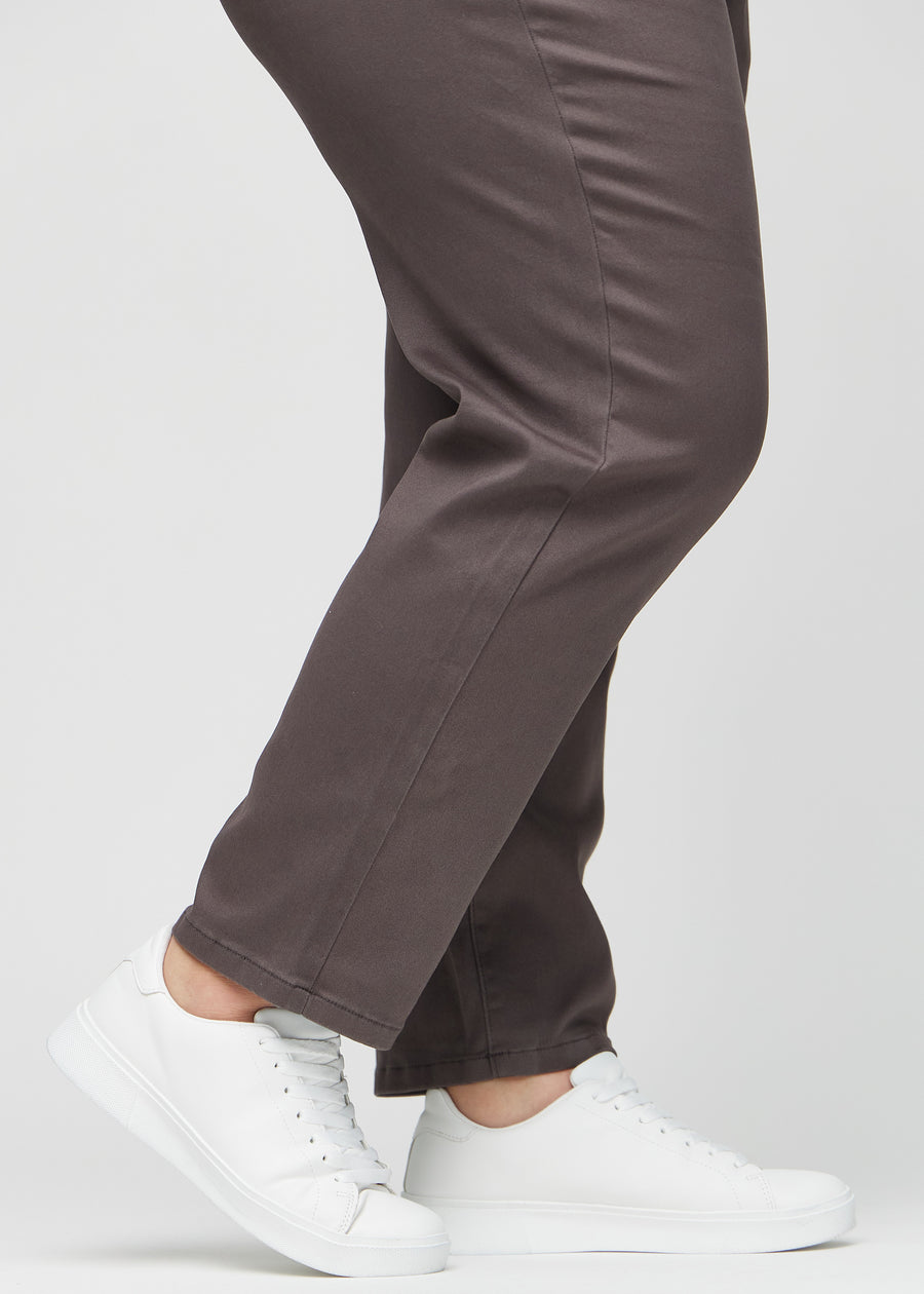 Regular-Jeans für Damen in Graubraun, Farbe Thunders. Nahaufnahme an den Knöcheln eines Plus-Size-Models, um den geraden Beinabschluss zu zeigen.