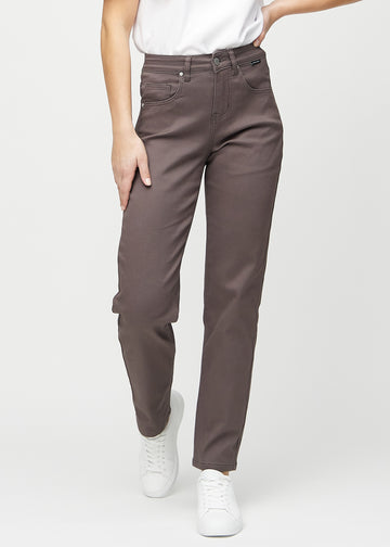 Regular-Jeans für Damen in Graubraun, Farbe Thunders. Vorderansicht an einem Model, mit klassischem geradem Beinverlauf.