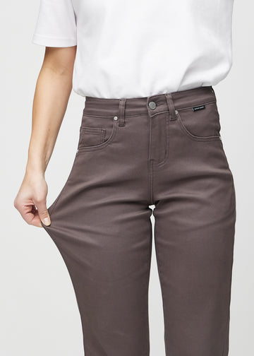 Regular-Jeans für Damen in Graubraun, Farbe Thunders. Ein Model dehnt den Stoff am Oberschenkel, um den Stretch zu zeigen.