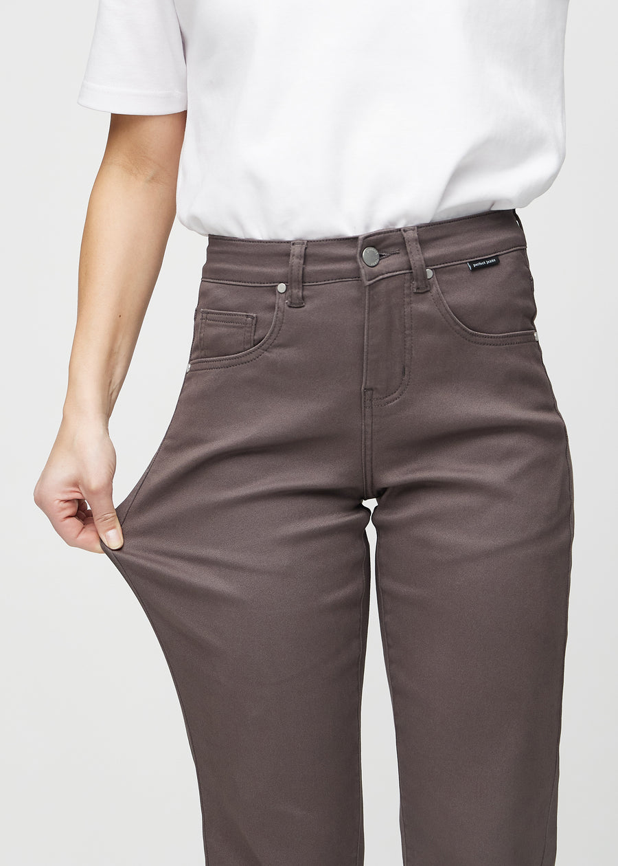Regular-Jeans für Damen in Graubraun, Farbe Thunders. Ein Model dehnt den Stoff am Oberschenkel, um den Stretch zu zeigen.