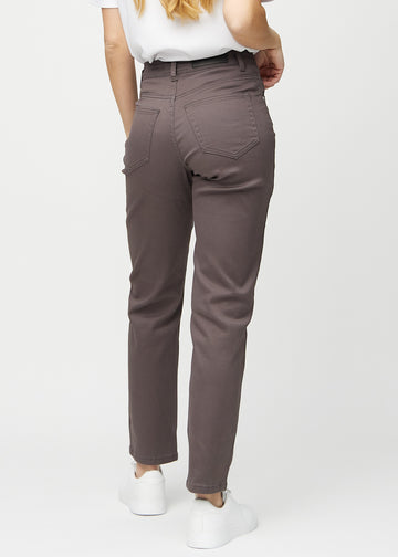 Regular-Jeans für Damen in Graubraun, Farbe Thunders. Rückansicht an einem Model, die gesamte Passform ist zu sehen.