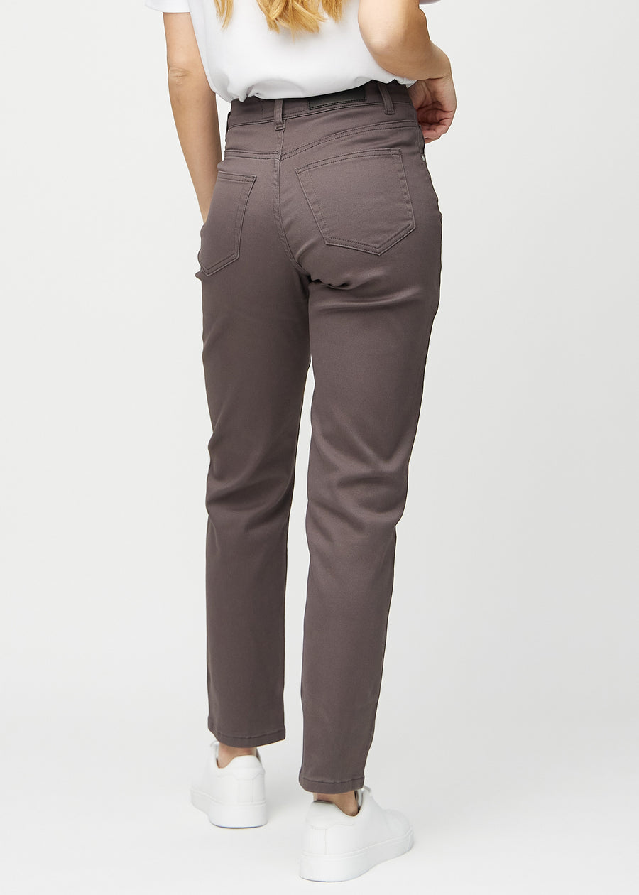 Regular-Jeans für Damen in Graubraun, Farbe Thunders. Rückansicht an einem Model, die gesamte Passform ist zu sehen.