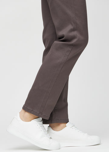 Regular-Jeans für Damen in Graubraun, Farbe Thunders. Nahaufnahme an den Knöcheln eines Models, um den geraden Beinabschluss zu zeigen.