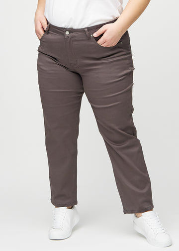 Regular-Jeans für Damen in Graubraun, Farbe Thunders. Vorderansicht an einem Plus-Size-Model, mit klassischem geradem Beinverlauf.