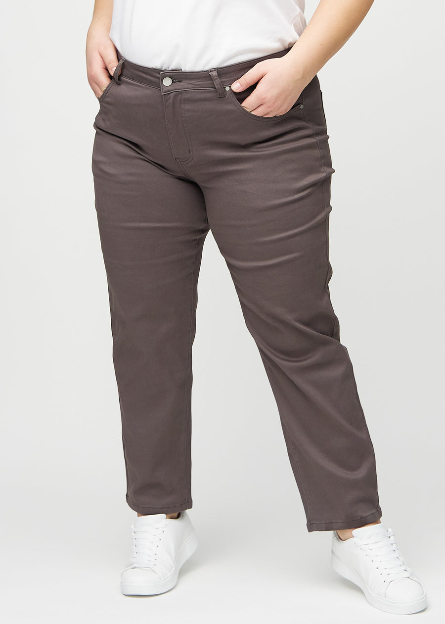 Regular-Jeans für Damen in Graubraun, Farbe Thunders. Vorderansicht an einem Plus-Size-Model, mit klassischem geradem Beinverlauf.