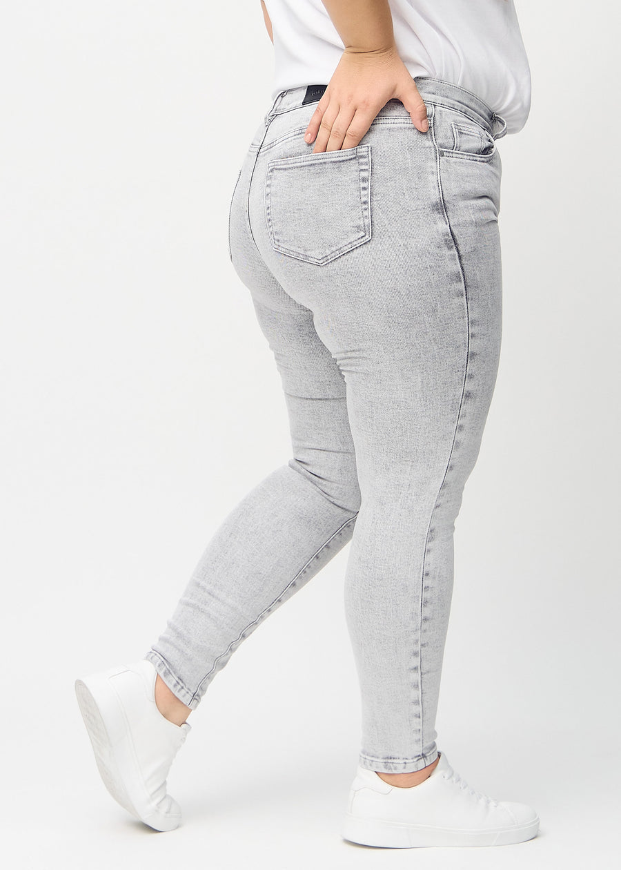Skinny-Jeans für Damen in Hellgrau, Farbe Ashes. Rückansicht an einem Plus-Size-Model mit der gesamten Passform.