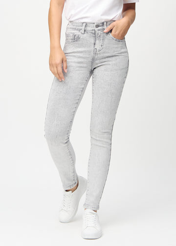 Skinny-Jeans für Damen in Hellgrau, Farbe Ashes. Vorderansicht an einem Model, mit eng anliegenden Beinen.