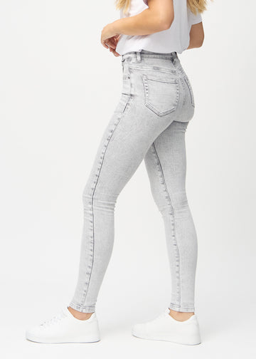 Skinny-Jeans für Damen in Hellgrau, Farbe Ashes. Seitenansicht an einem Model.