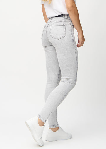 Skinny-Jeans für Damen in Hellgrau, Farbe Ashes. Rückansicht an einem Model mit der gesamten Passform.