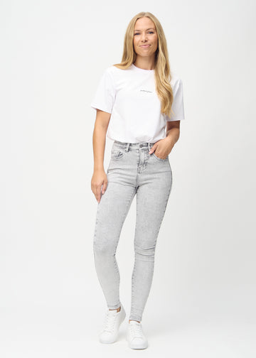 Skinny-Jeans für Damen in Hellgrau, Farbe Ashes. Ganzkörperansicht eines Models in den Jeans.