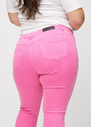 Skinny-Jeans für Damen in Hellrosa, Farbe Flamingos. Nahaufnahme der Rückseite an einem Plus-Size-Model, um Details zu zeigen.