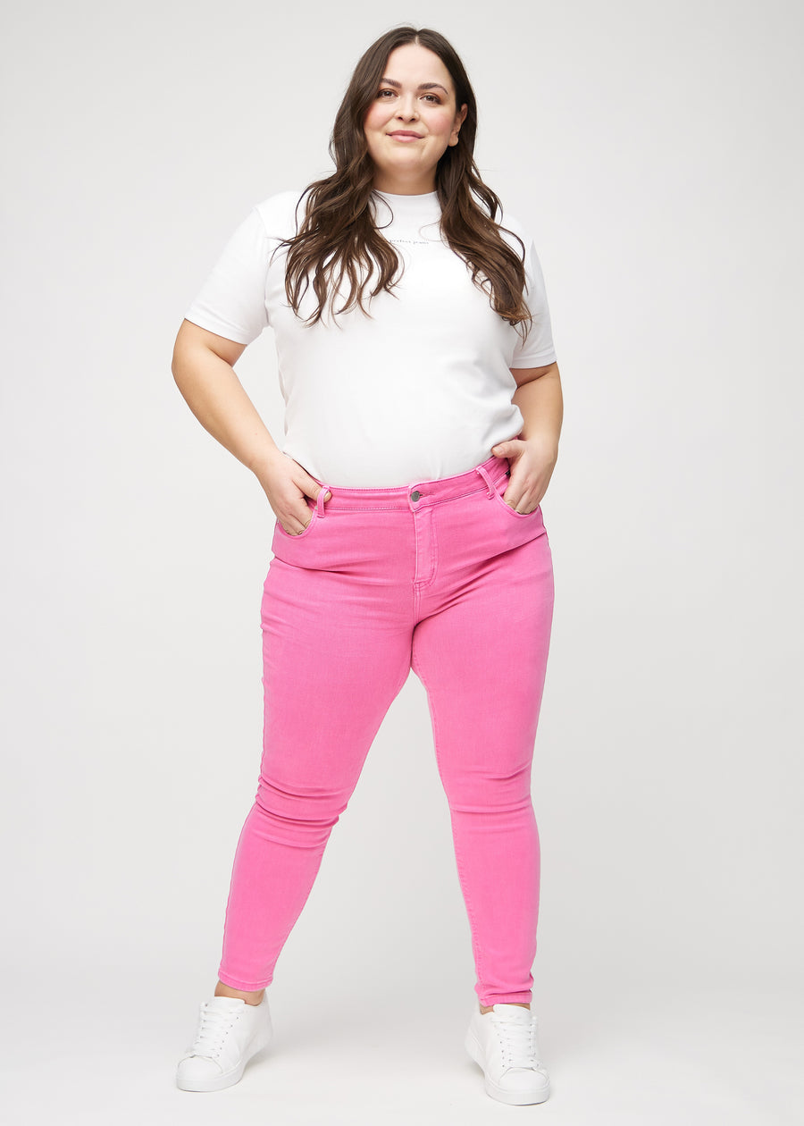 Skinny-Jeans für Damen in Hellrosa, Farbe Flamingos. Ganzkörperansicht eines Plus-Size-Models in den Jeans.