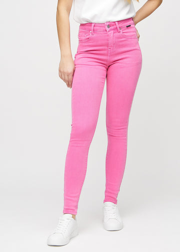 Skinny-Jeans für Damen in Hellrosa, Farbe Flamingos. Vorderansicht an einem Model, mit eng anliegenden Beinen.