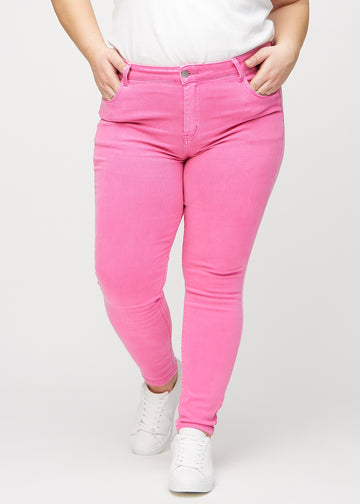 Skinny-Jeans für Damen in Hellrosa, Farbe Flamingos. Vorderansicht an einem Plus-Size-Model, mit eng anliegenden Beinen.