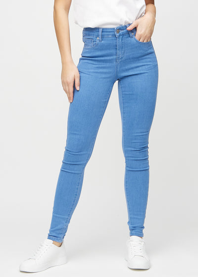 Skinny-Jeans für Damen in Blau, Farbe Geraniums. Vorderansicht an einem Model; die Jeans liegen eng am Bein an.