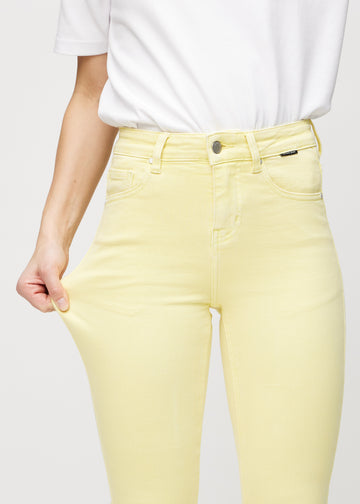 Das Model zieht die Jeans am Oberschenkel auseinander, um den Stretch zu zeigen.