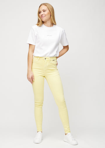 Ganzkörperbild eines Models in hellgelben skinny jeans.