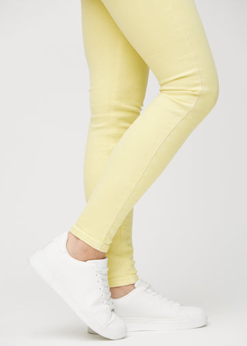 Die Knöchel eines Models, damit man sehen kann, wie eng die Jeans anliegen.