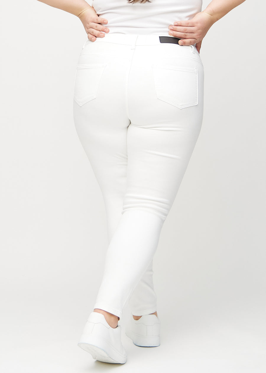 Skinny-Jeans für Damen in Weiß, Farbe Marguerites. Rückansicht an einem Plus-Size-Model mit der gesamten Passform.