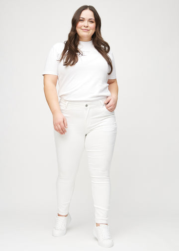 Skinny-Jeans für Damen in Weiß, Farbe Marguerites. Ganzkörperansicht eines Plus-Size-Models in den Jeans.