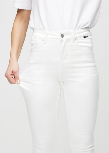 Skinny-Jeans für Damen in Weiß, Farbe Marguerites. Ein Model dehnt den Jeansstoff am Oberschenkel, um den Stretch zu zeigen.