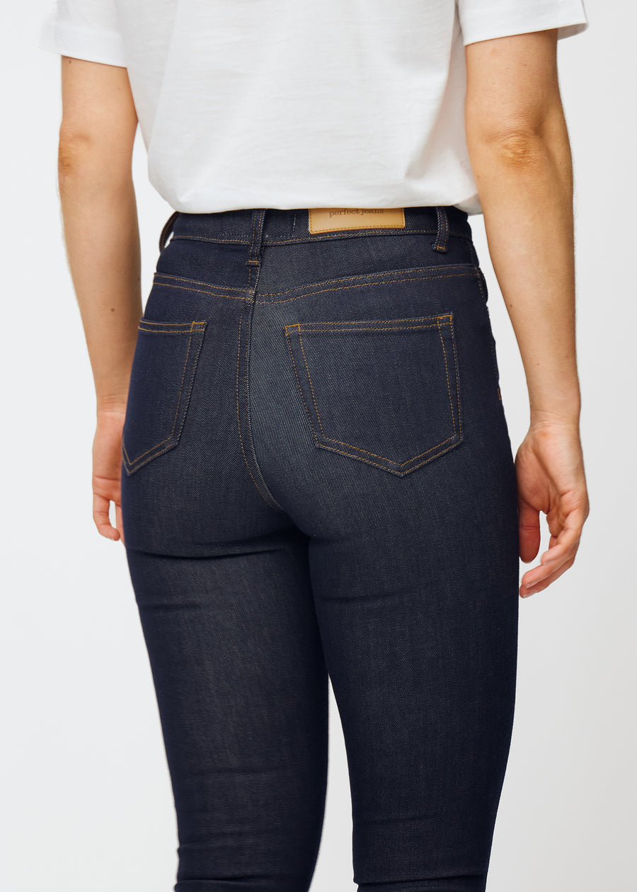 Tief dunkelblaue Denim jeans für Damen in der Farbe Midnights von hinten in Nahaufnahme, um Passform und Details zu zeigen.
