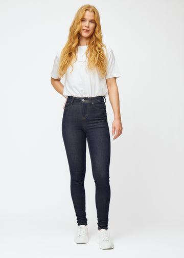 Ganzkörperbild eines Models in tief dunkelblauer Denim jeans für Damen in der Farbe Midnights mit skinny Passform.