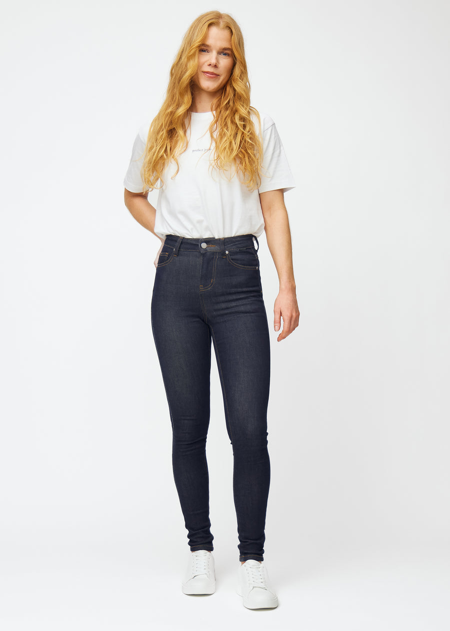 Ganzkörperbild eines Models in tief dunkelblauer Denim jeans für Damen in der Farbe Midnights mit skinny Passform.