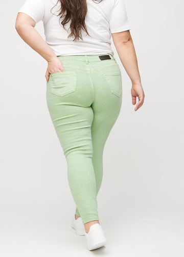 Skinny-Jeans für Damen in Hellgrün, Farbe Mints. Rückansicht an einem Plus-Size-Model mit der gesamten Passform.