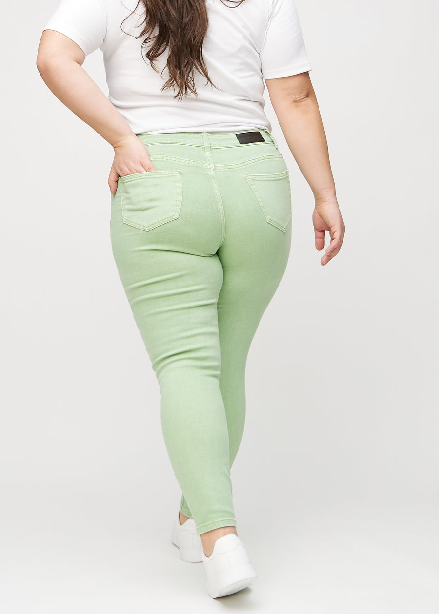 Skinny-Jeans für Damen in Hellgrün, Farbe Mints. Rückansicht an einem Plus-Size-Model mit der gesamten Passform.