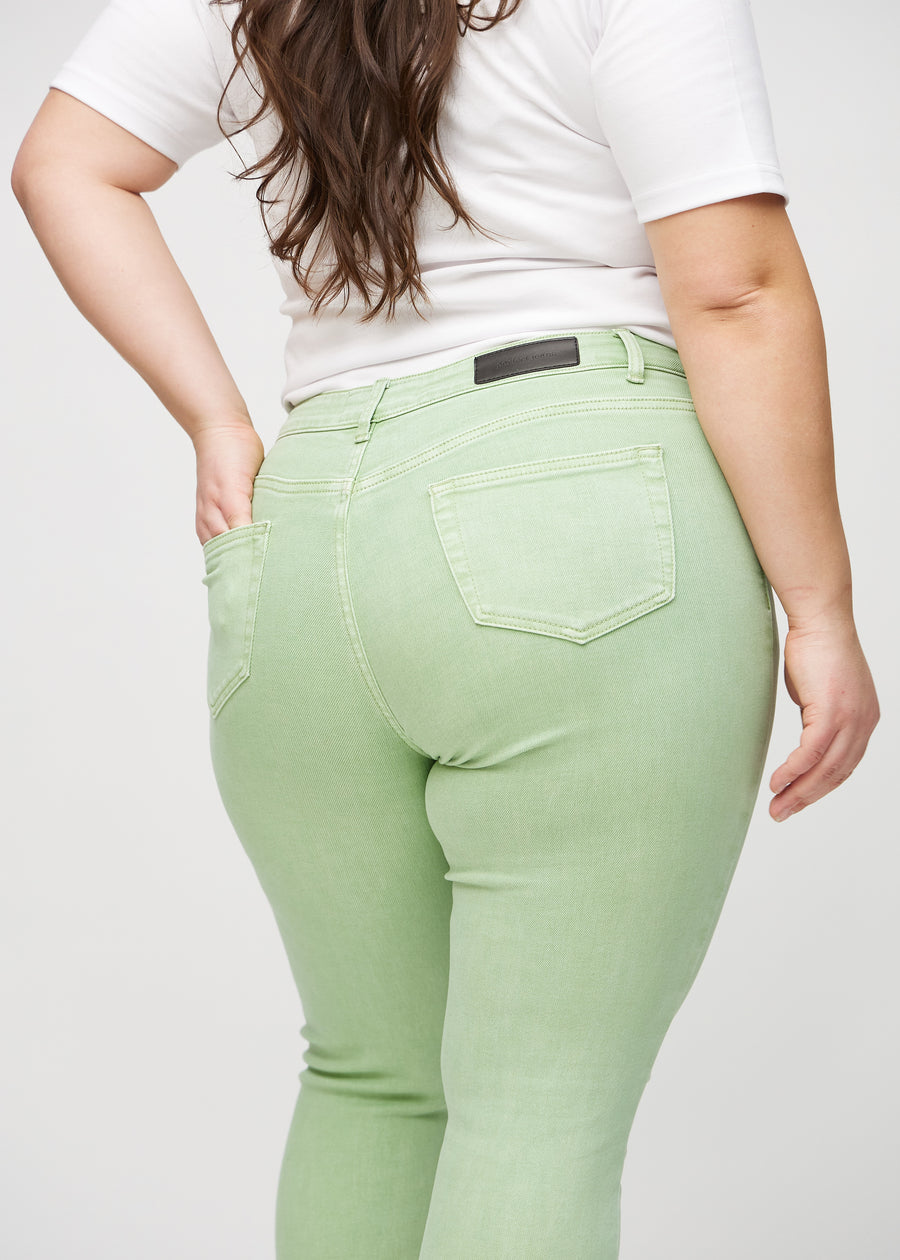 Skinny-Jeans für Damen in Hellgrün, Farbe Mints. Nahaufnahme der Rückseite an einem Plus-Size-Model, um Details zu zeigen.