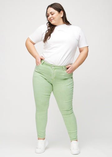 Skinny-Jeans für Damen in Hellgrün, Farbe Mints. Ganzkörperansicht eines Plus-Size-Models in den Jeans.