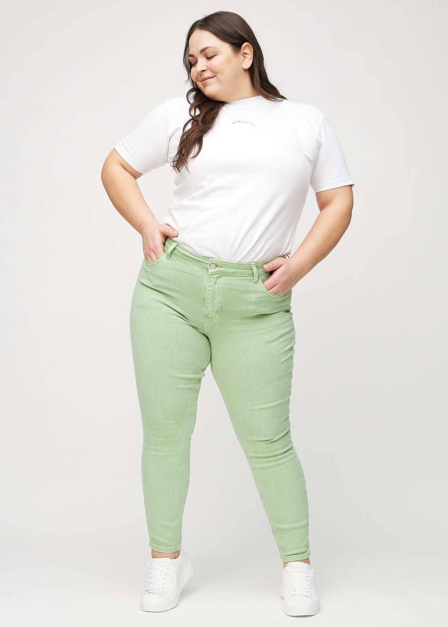 Skinny-Jeans für Damen in Hellgrün, Farbe Mints. Ganzkörperansicht eines Plus-Size-Models in den Jeans.
