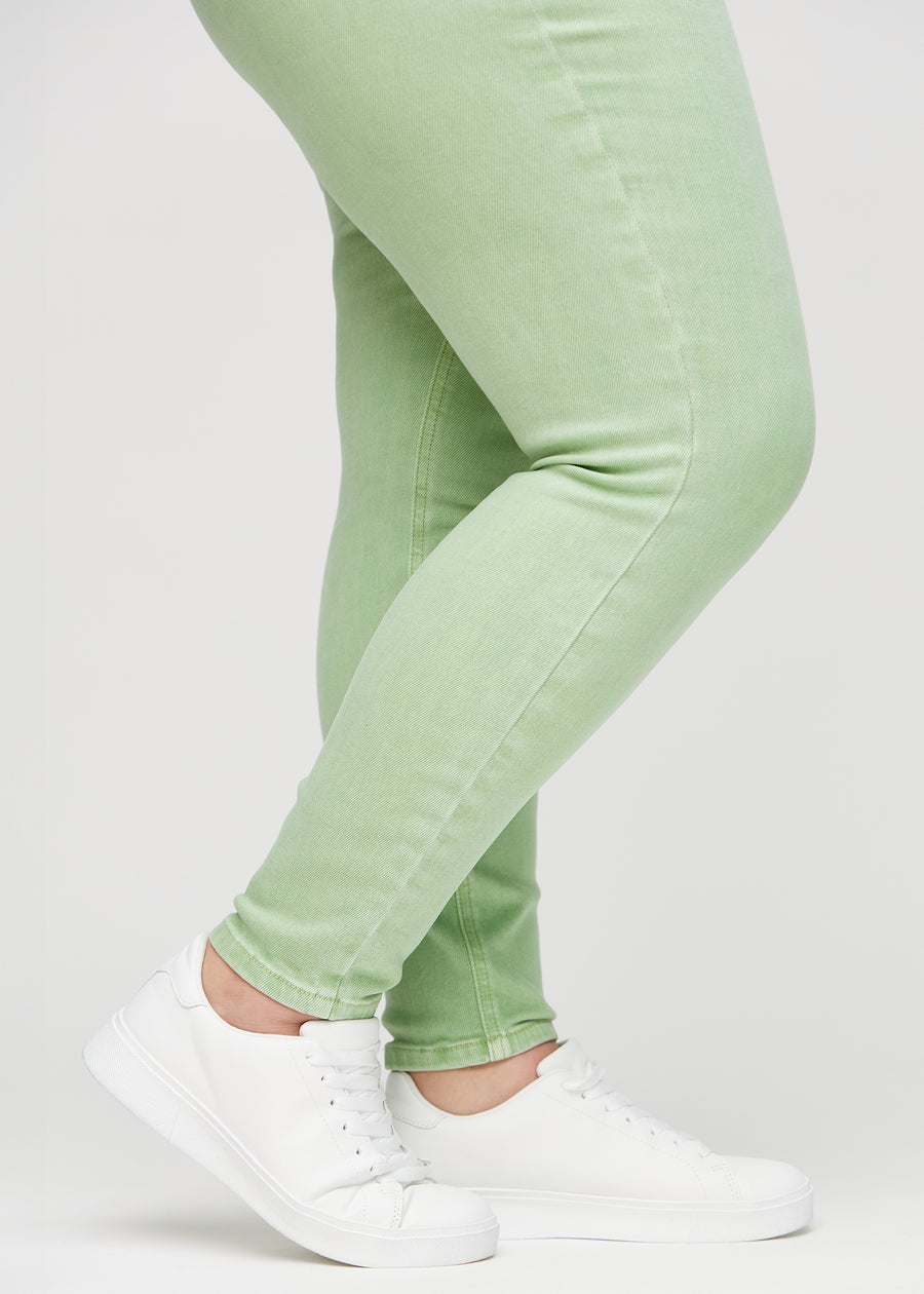 Skinny-Jeans für Damen in Hellgrün, Farbe Mints. Nahaufnahme der eng anliegenden Beinabschlüsse am Knöchel eines Plus-Size-Models.