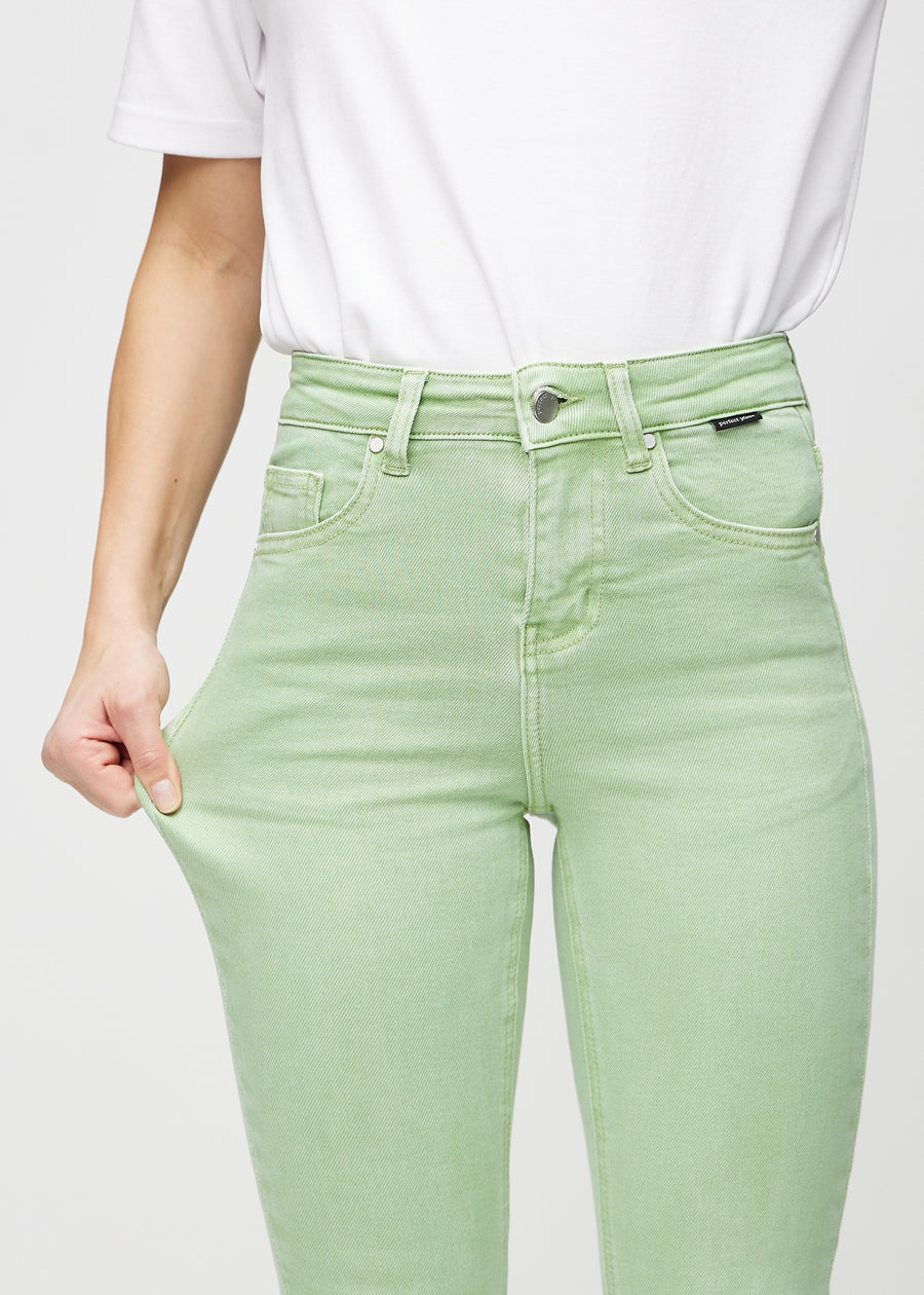 Skinny-Jeans für Damen in Hellgrün, Farbe Mints. Ein Model dehnt den Jeansstoff am Oberschenkel, um den Stretch zu zeigen.